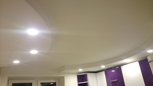 Белый потолок кухни с точечными светильниками