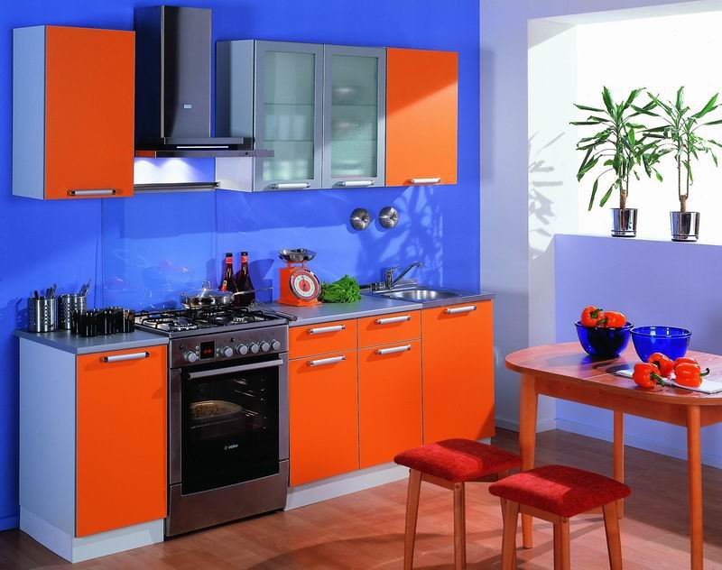 оранжевая кухня с синим