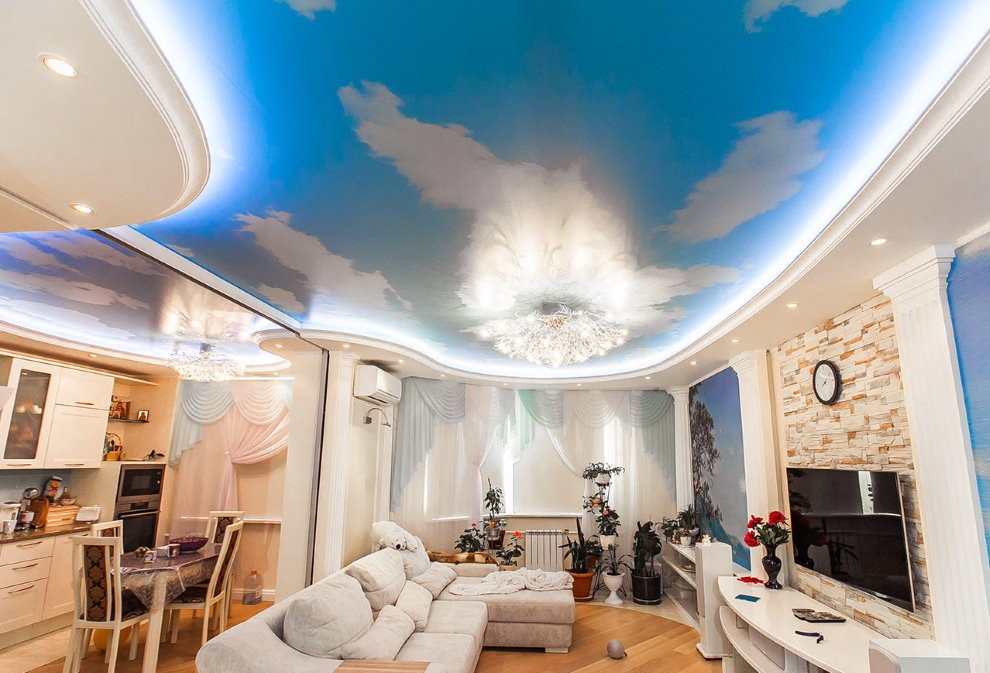 Натяжной потолок с фотопечатью облаков на голубом фоне