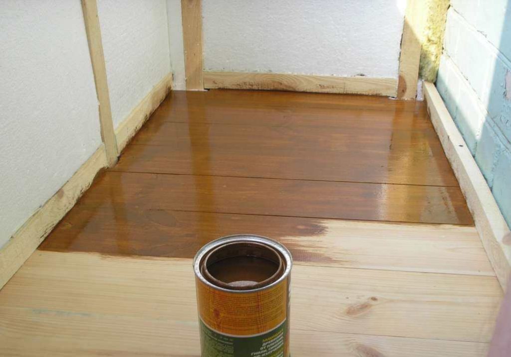 Лакировка пола на застекленном балконе