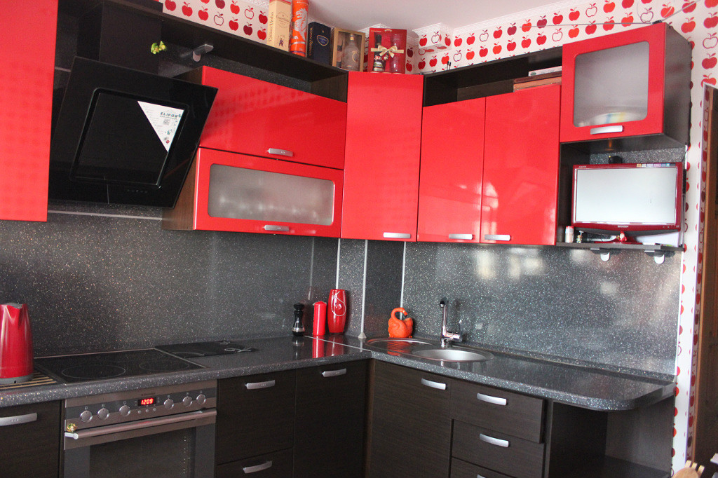 Красный кухонный гарнитур для маленькой кухни в интерьере фото