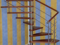 Винтовая лестница отлично смотрится в любом интерьере вне зависимости от его стиля