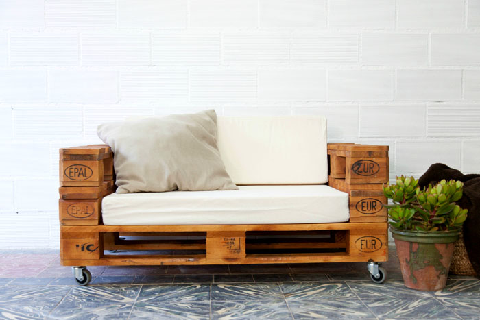 Малогабаритный диван подойдёт для отдыха детям. Его удобно передвигать благодаря колесикам