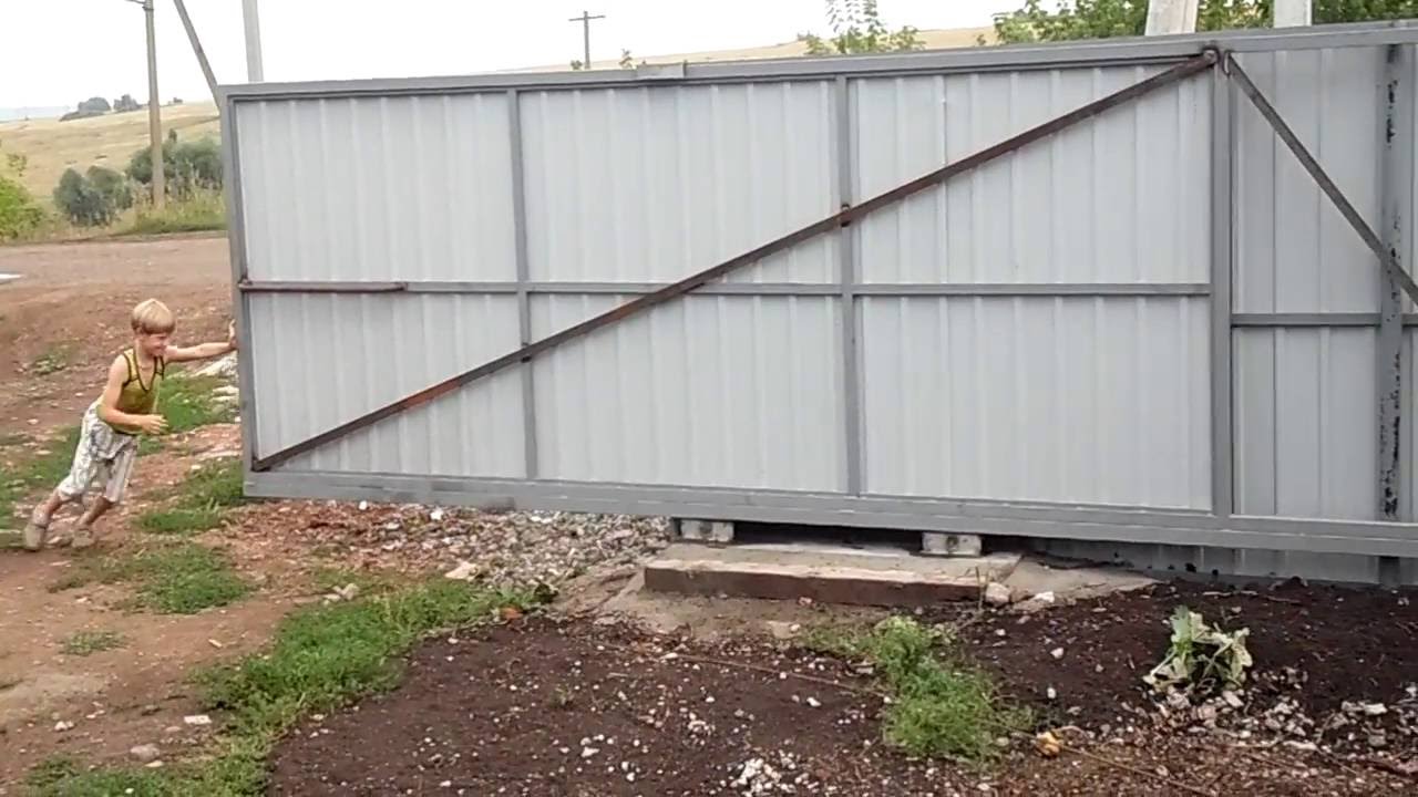 Ворота на деревянном каркасе. Ворота делаю сами. Простые деревянные ворота. Деревянные ворота на дачу. Гаражные ворота из профлиста.