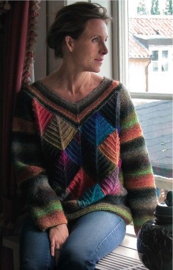 Классический пуловер в технике пэчворк спицами