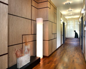 фото отделки коридора деревянными панелями