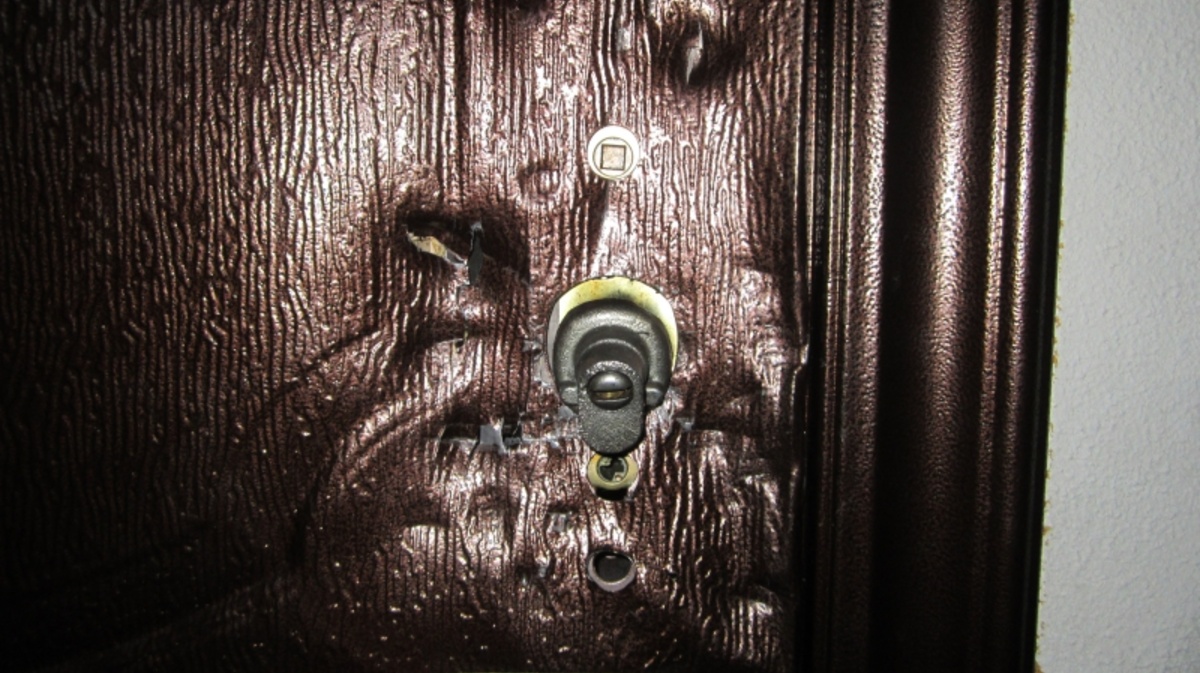 Голодные двери. Взломанная входная дверь. Взломанная дверь в квартиру. Квартирный дверной электрозамок. Вскрыть дверь.