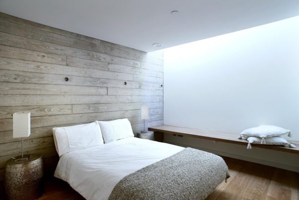 Деревянные стены в спальне