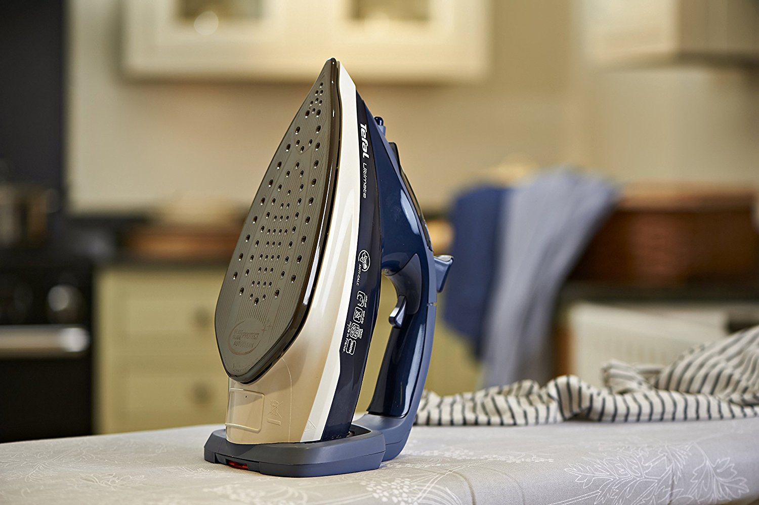 утюг в вертикальном положении