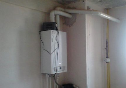 Газовый водонагреватель на стене
