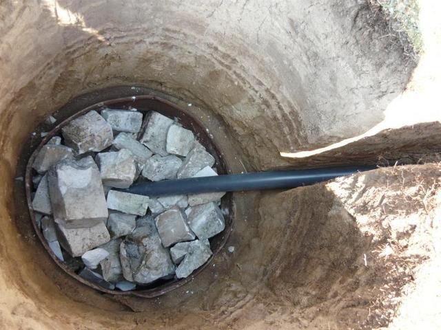 Водосборный колодец с дренажной засыпкой из битого камня