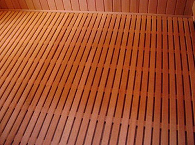 Один из лучших вариантов - протекающий деревянный пол сверху и черновой бетонный - снизу