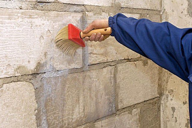 Грунтование стен и укрепит их, и придаст поверхности антисептический эффект