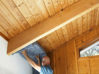 Монтаж и утепление потолка в деревянном доме