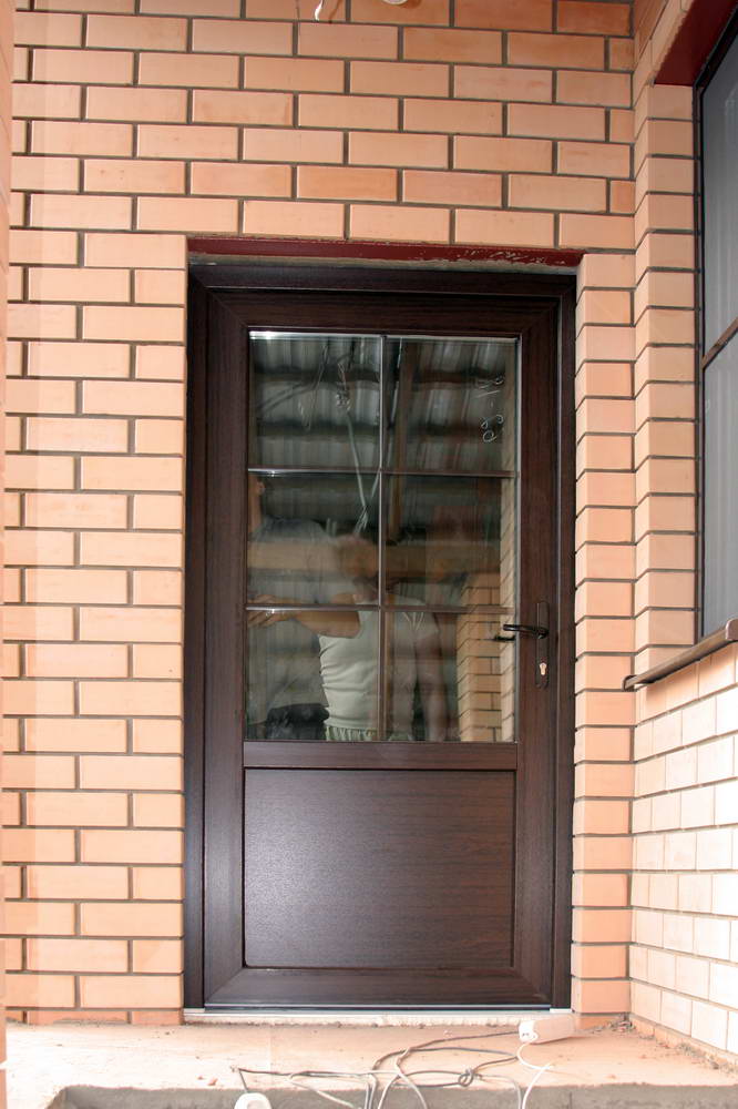 Пластиковые входные двери в частный дом со стеклом образцы